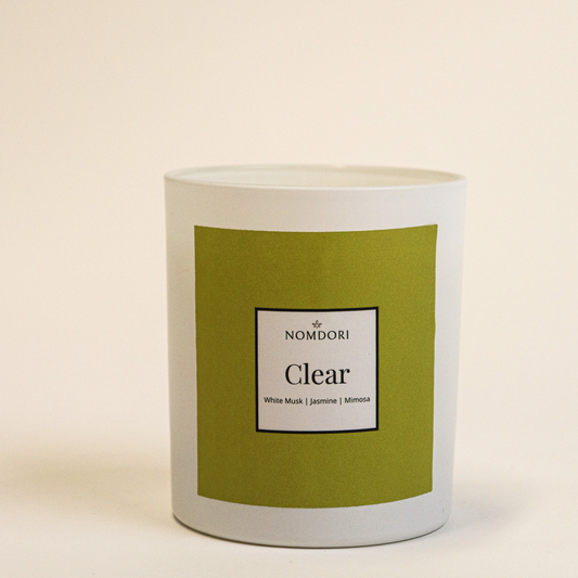 Clear candle with fresh linen and soft musk fragrance by Nomdori